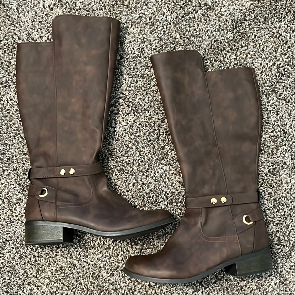Size 11 brown boots.
